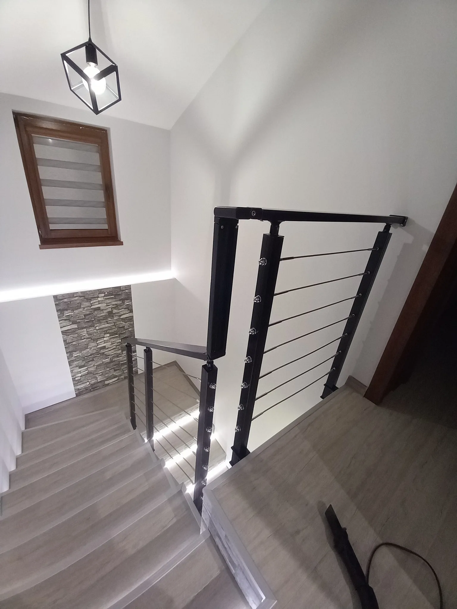 Струнен парапет от алуминий и стомана – изработка и монтаж