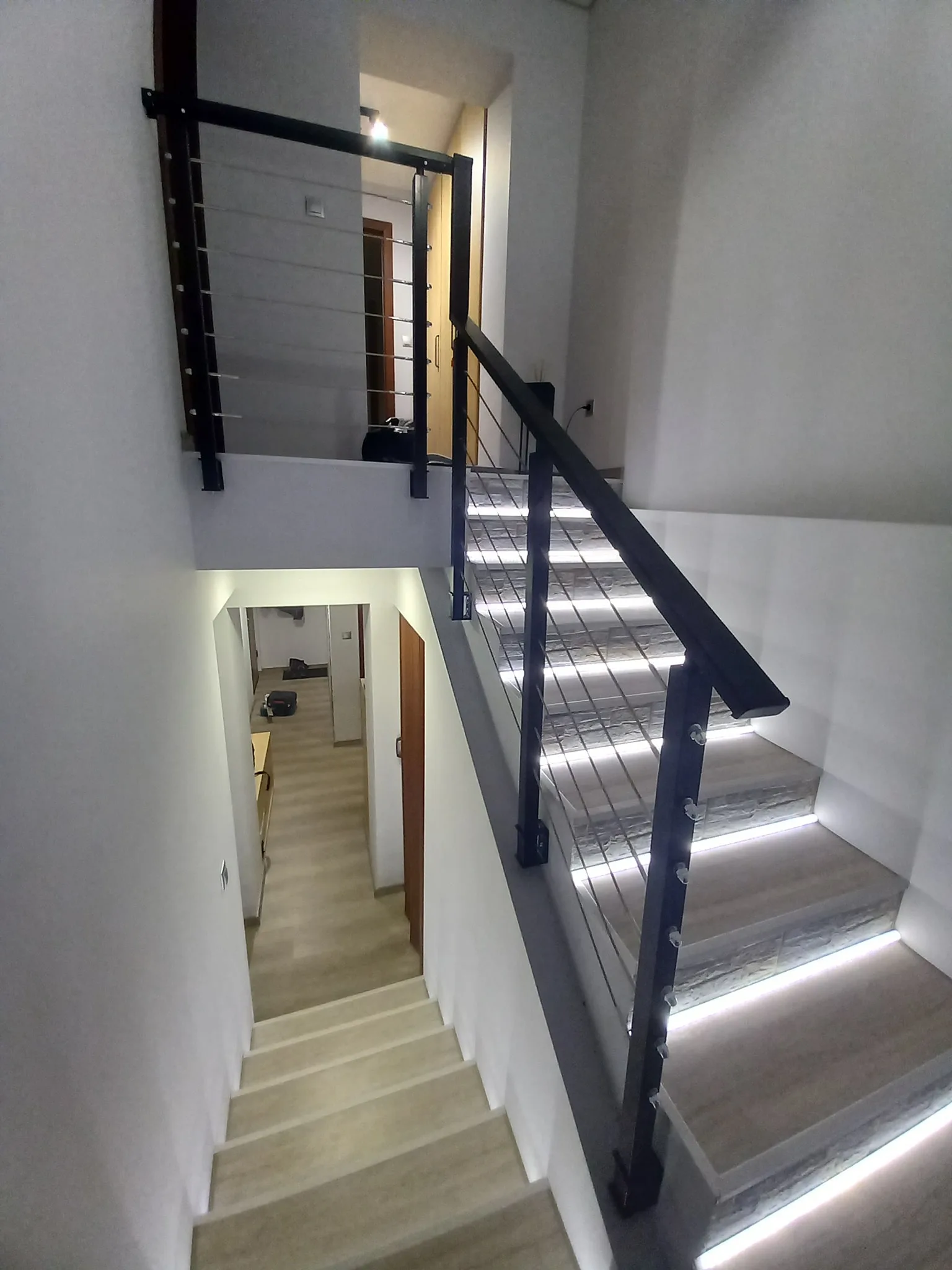 Струнен парапет от алуминий и стомана – изработка и монтаж