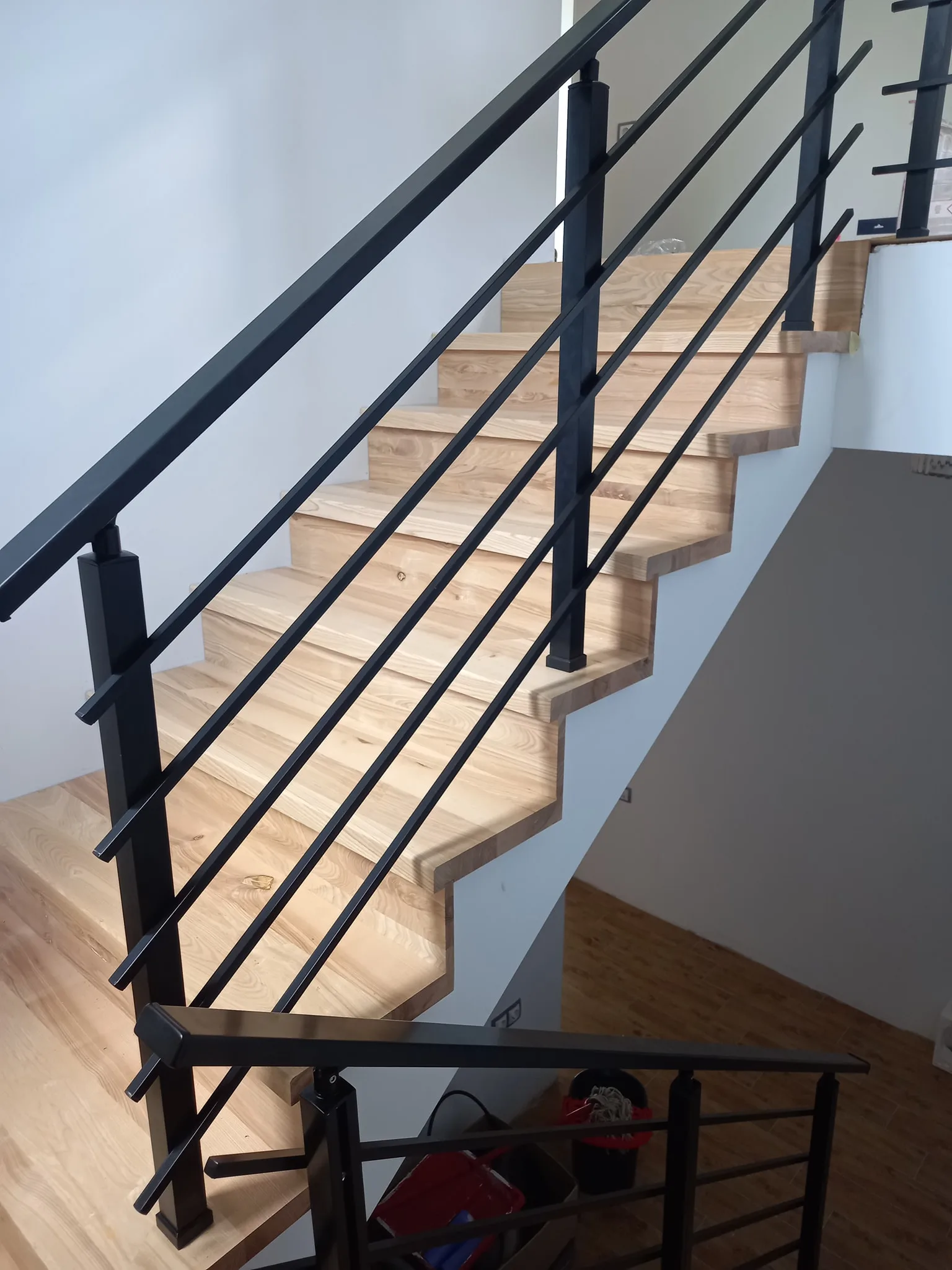 Струнен парапет от алуминий и стомана – изработка и монтаж