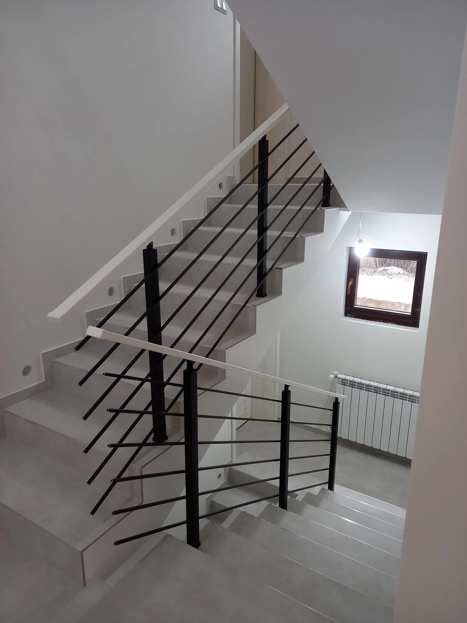 Струнен парапет от алуминий и стомана – изработка и монтаж