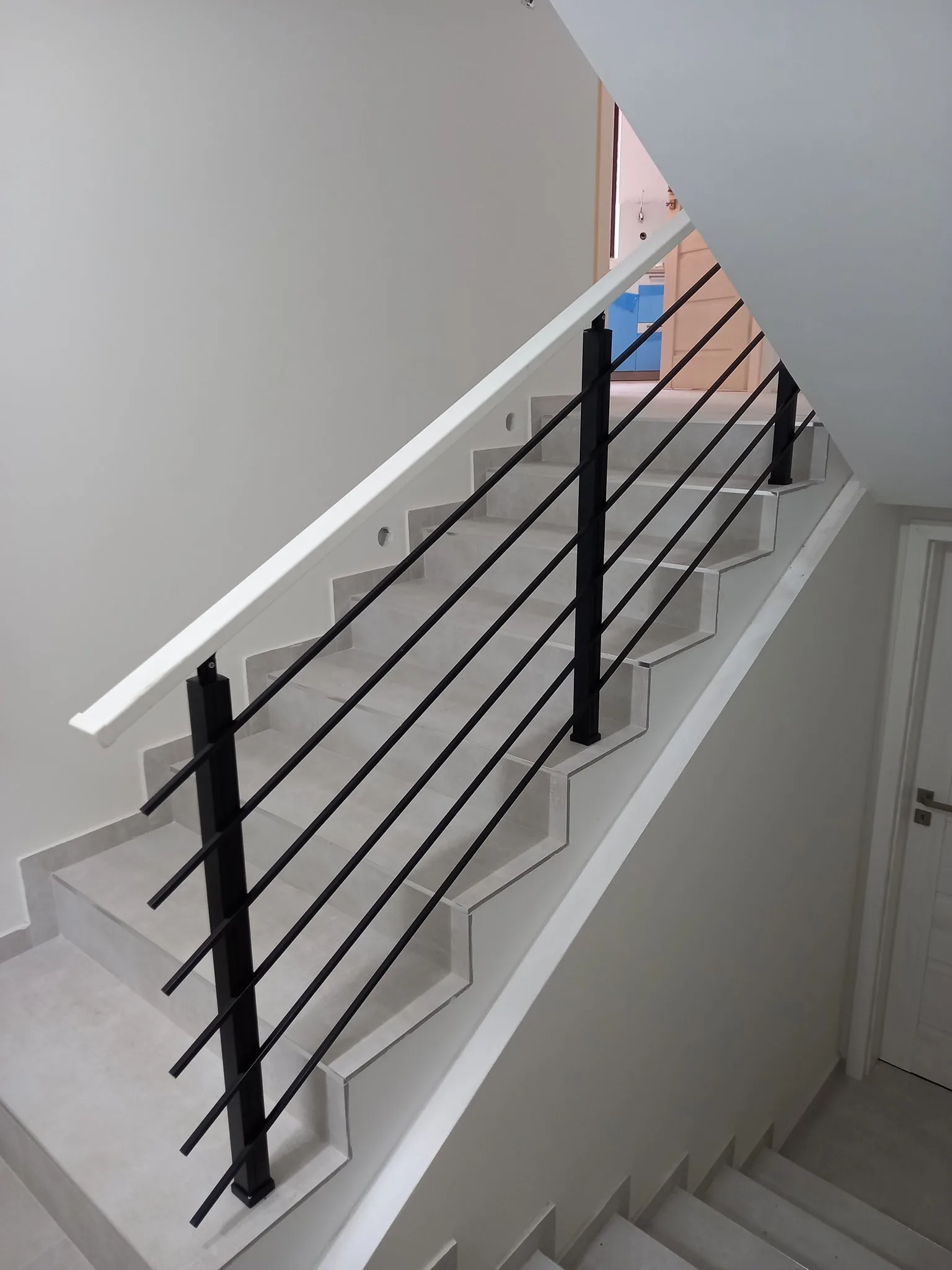 Струнен парапет от алуминий и стомана – изработка и монтаж