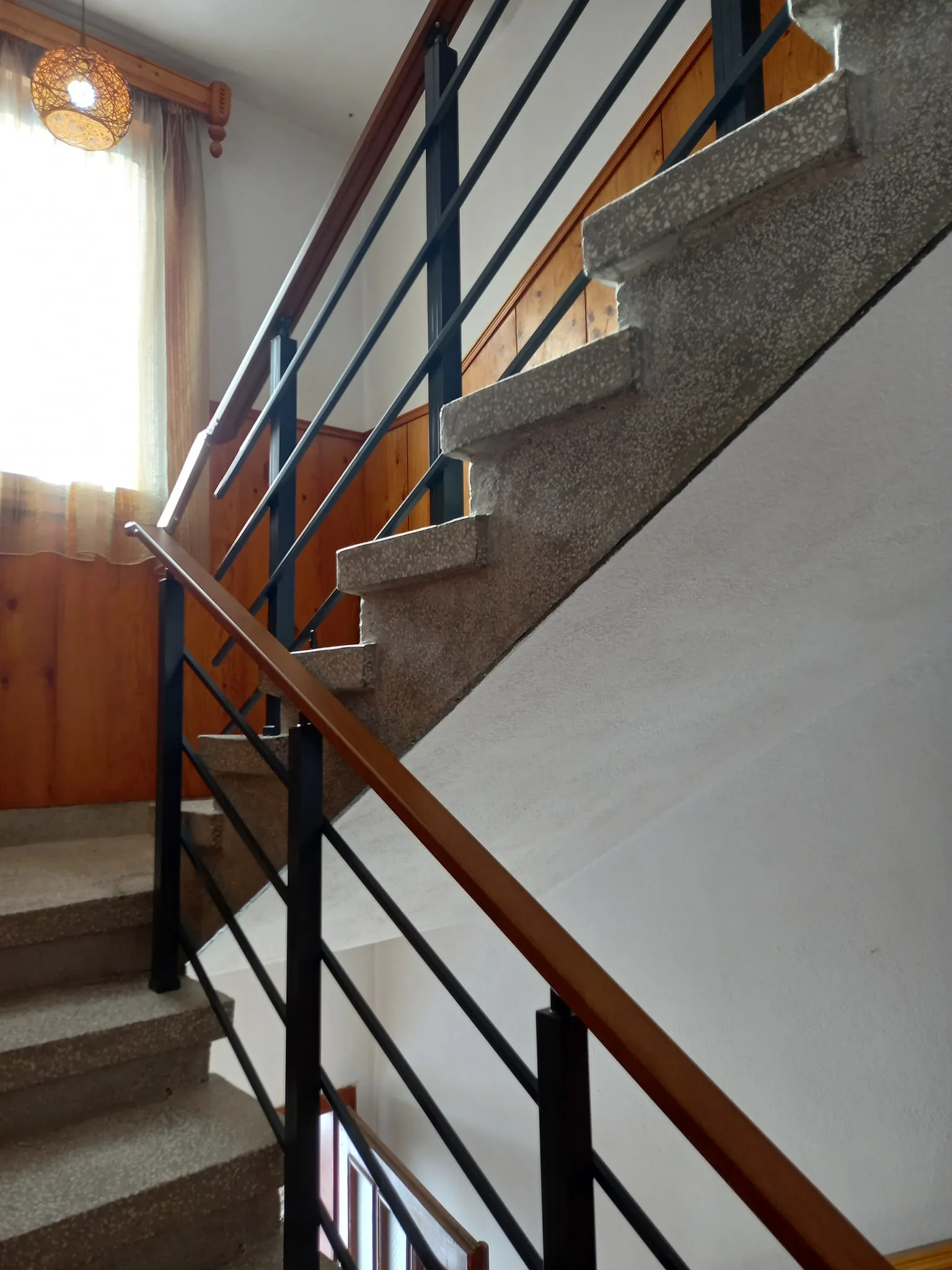 Струнен парапет от алуминий и стомана – изработка и монтаж