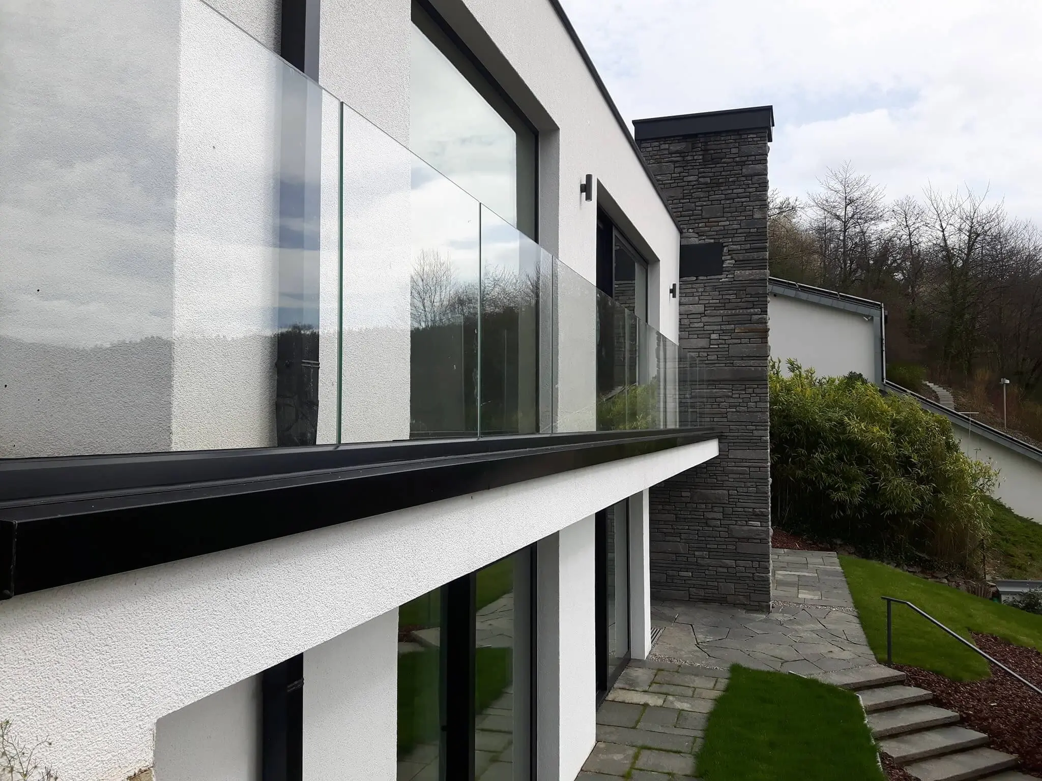 Самоносещ стъклен парапет по поръчка – тераса и балкон