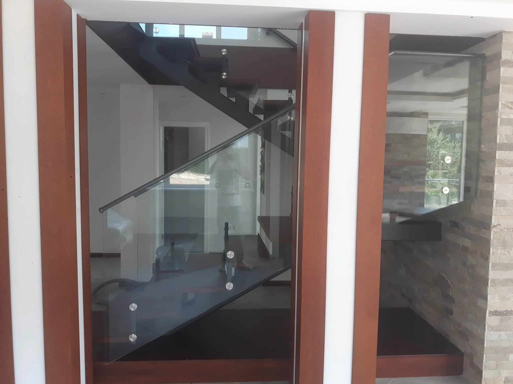 Самоносещ стъклен парапет по поръчка – тераса и балкон