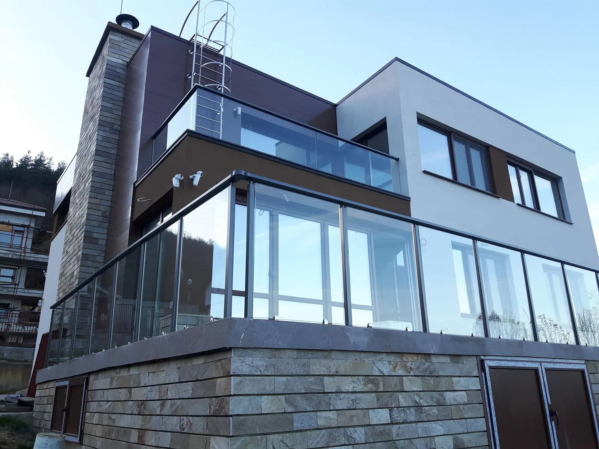 Самоносещ стъклен парапет по поръчка – тераса и балкон