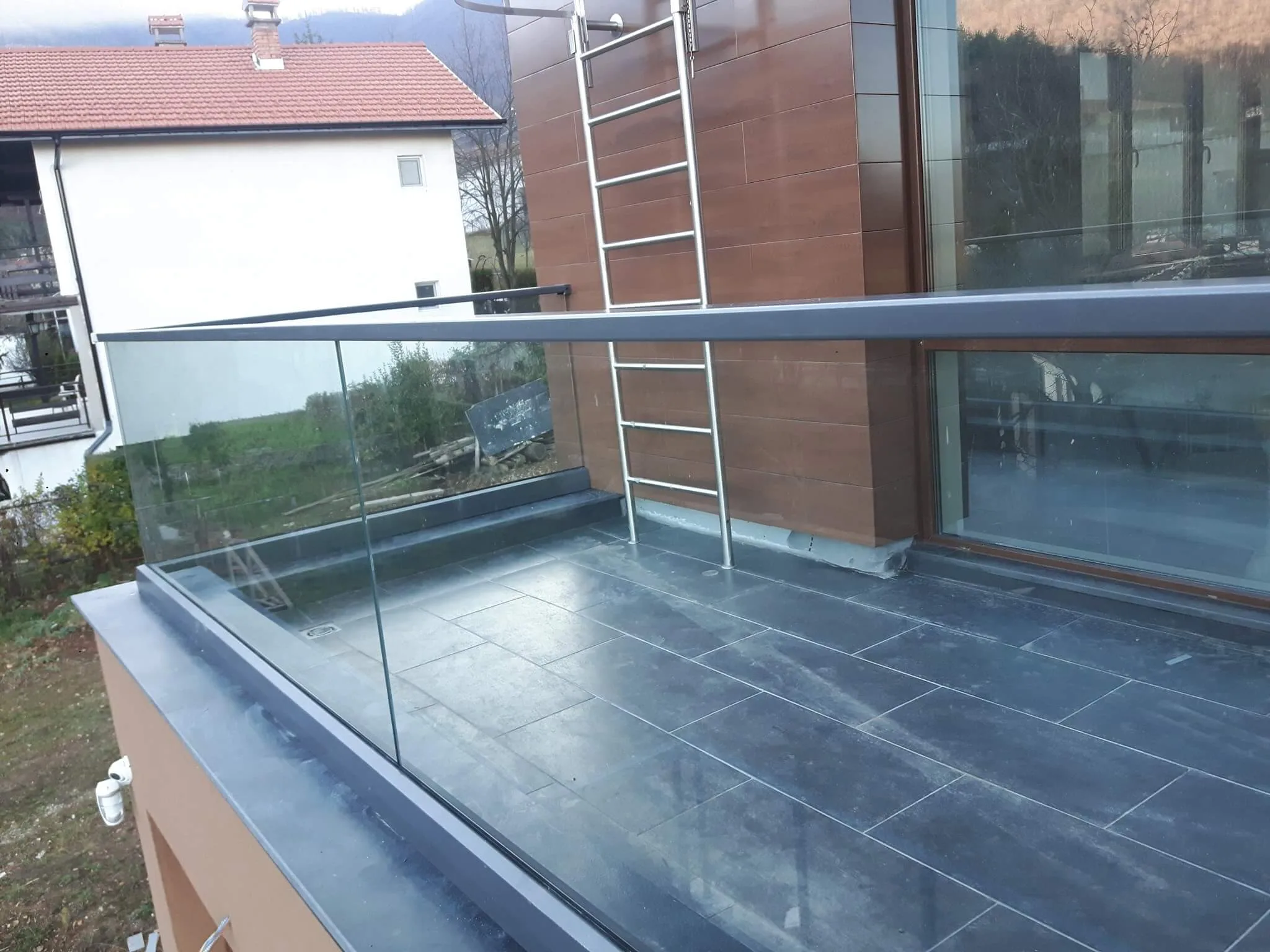 Самоносещ стъклен парапет по поръчка – тераса и балкон