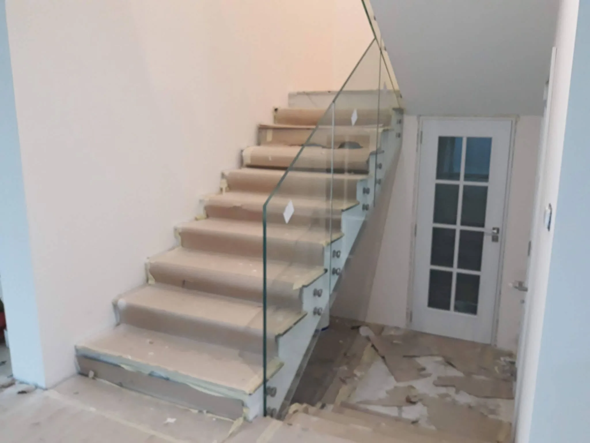 Самоносещ стъклен парапет по поръчка – тераса и балкон