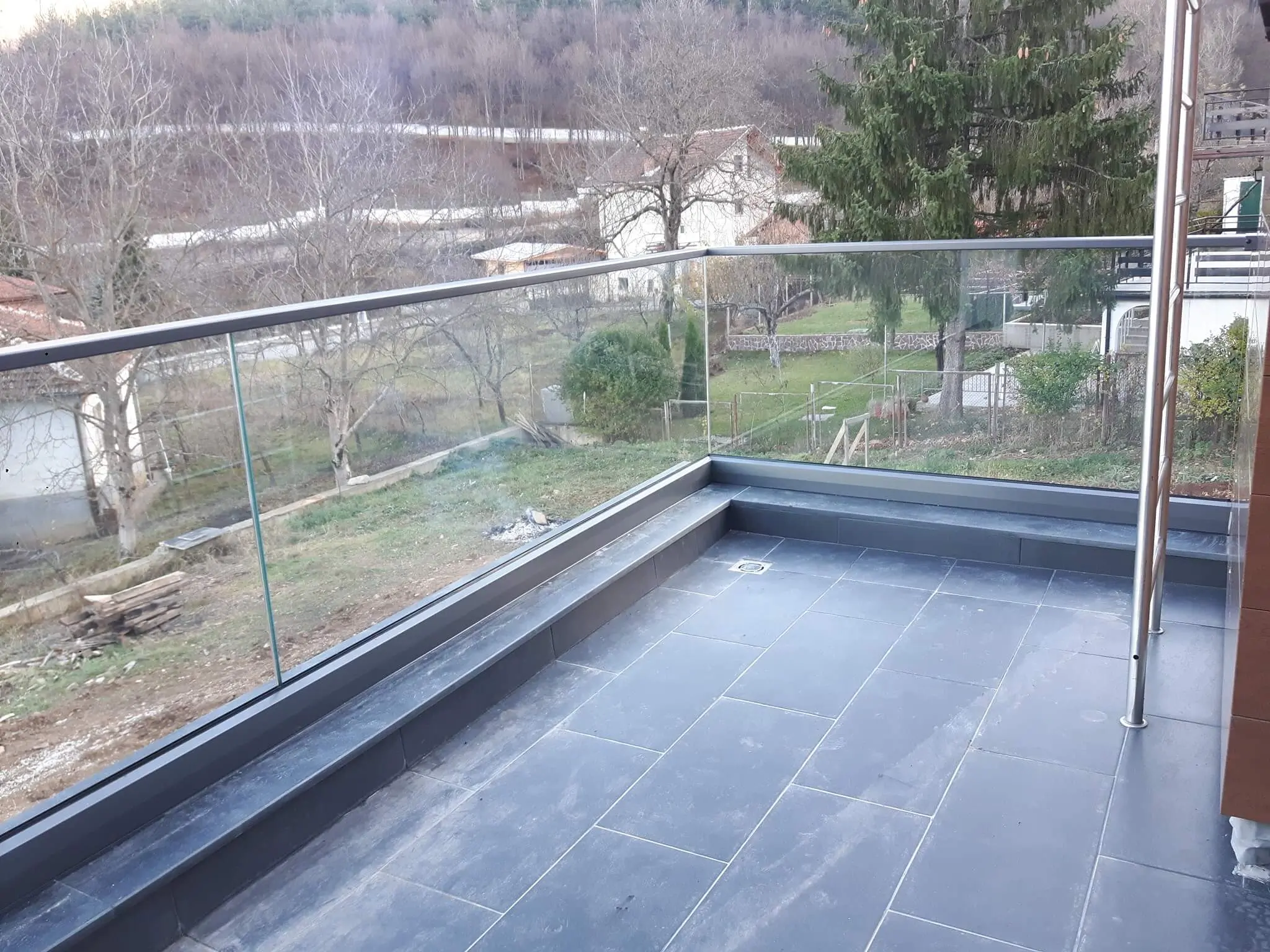 Самоносещ стъклен парапет по поръчка – тераса и балкон