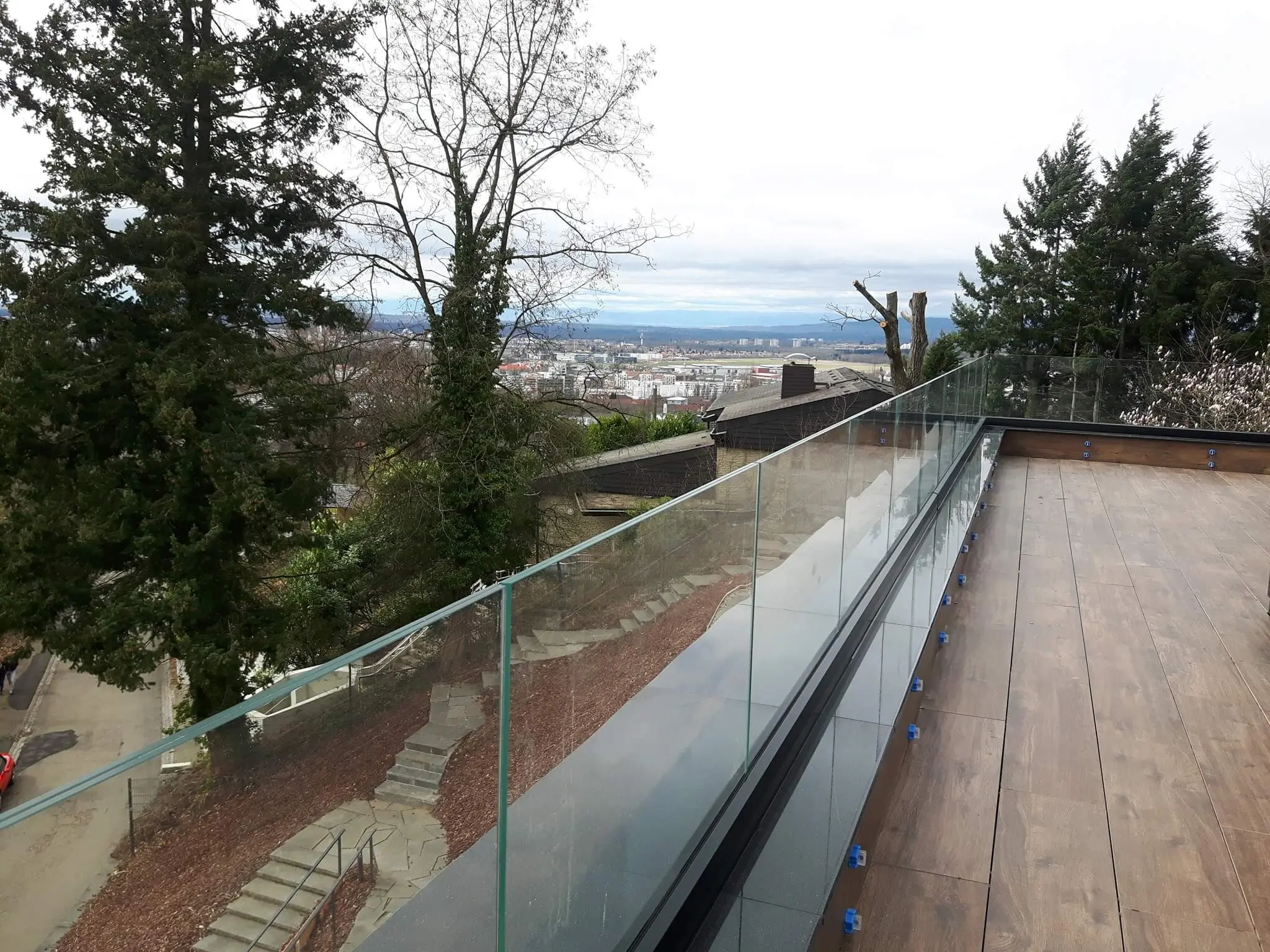 Самоносещ стъклен парапет по поръчка – тераса и балкон