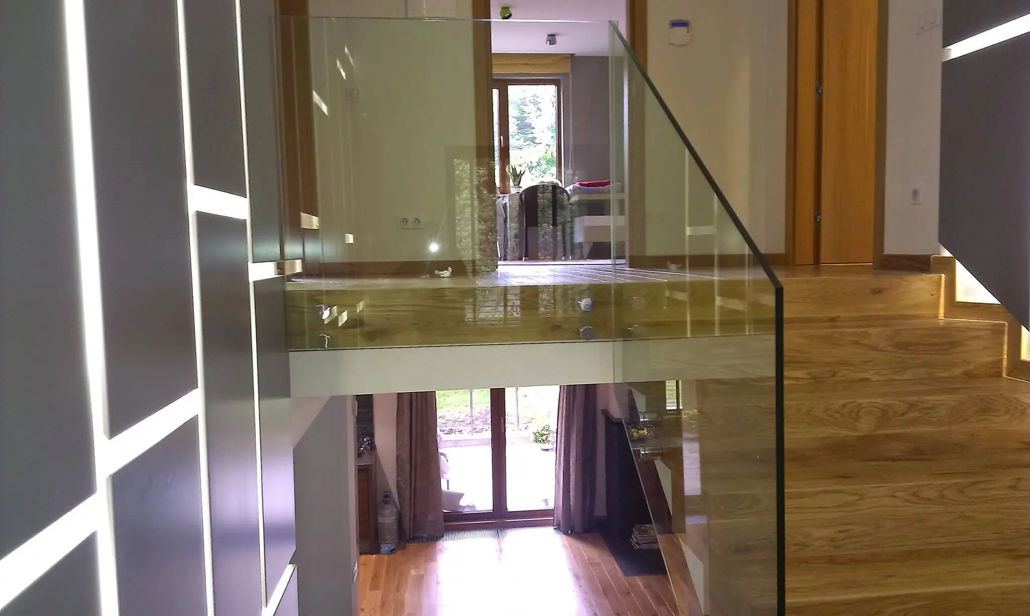 Самоносещ стъклен парапет по поръчка – тераса и балкон