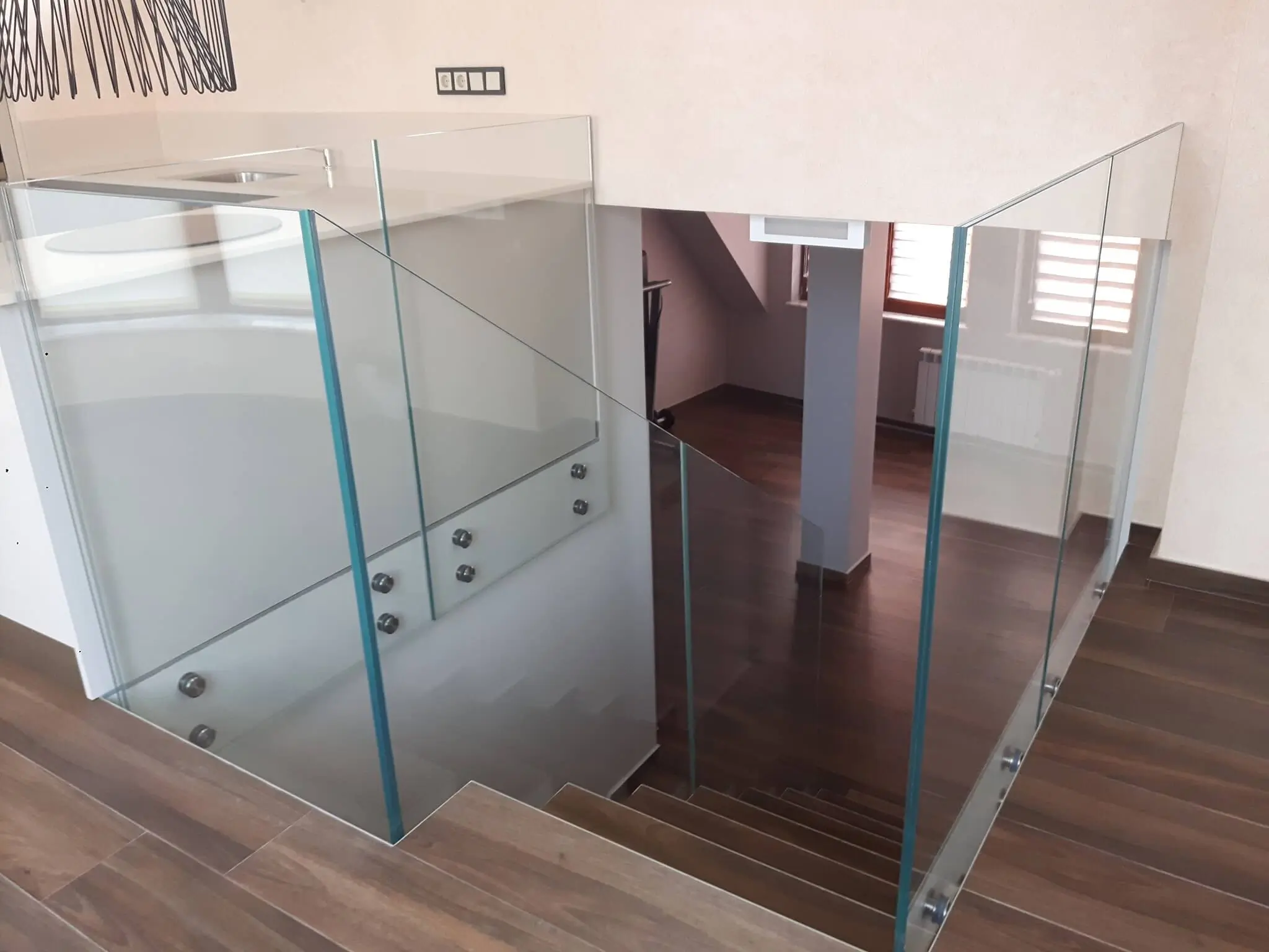 Самоносещ стъклен парапет по поръчка – тераса и балкон